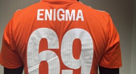 罗纳尔迪尼奥的转会风波：曼联的遗憾与巴萨的传奇开启